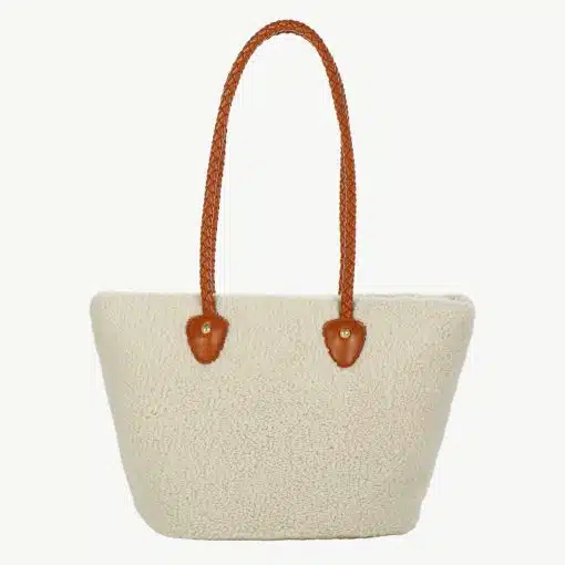 Entdecke deinen stylischen cremefarbenen Teddy's Best Shopper! Mit braunen Flechtgriffen und flauschigem Teddystoff, perfekt für dich.