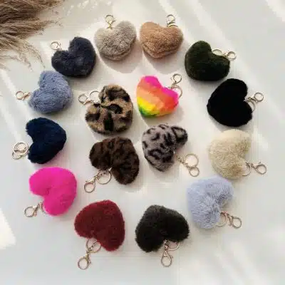 Entdecke 15 stylische Plüsch-Liebesanhänger in Herzform - dein perfektes Accessoire für Schlüssel und Taschen!.