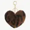 Verleihe deinem Look das gewisse Etwas: Der Plüsch-Liebes-Schlüsselanhänger in Braun und Schwarz mit goldenem Ring verzaubert dich!.