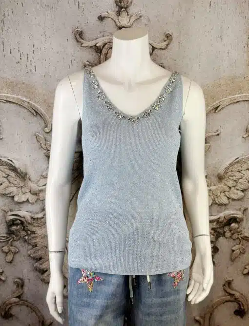 Strahle mit dem ärmellosen Rose Design - Crystal Glow Top in Hellblau und funkelndem Kragen zu Jeans mit bunten Stern-Patches!.