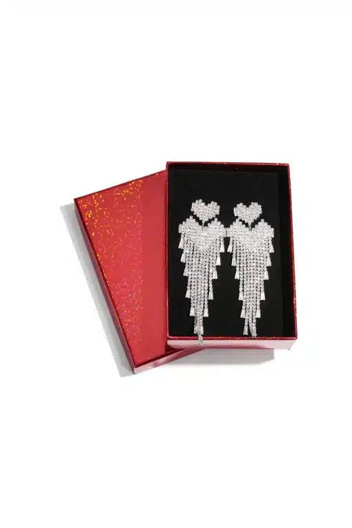 Entdecke silberne Herzohrringe mit filigranen Ketten - edel verpackt in deiner funkelnden, roten Geschenkbox!.