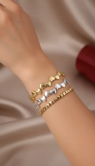 Entdecke deinen Style: Trage angesagte Gold- und Silberarmbänder mit Herz- und Pyramidendesign auf edlem Satin.