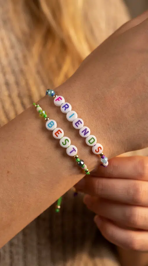 Verleihe deinem Look ein Statement: Die Zwillingsherz Love Armbänder zeigen "FRIENDS" & "BEST" in coolen, bunten Perlen.