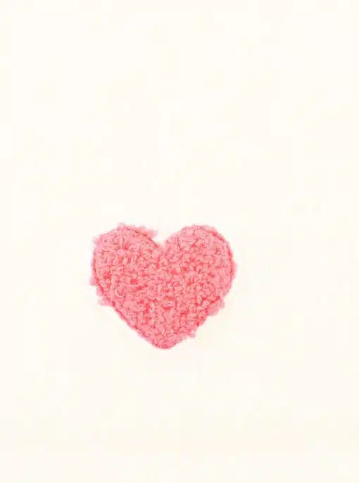 Entdecke jetzt das trendige pinke Herz auf weißem Stoff - modern gestickt für deinen einzigartigen Style!.