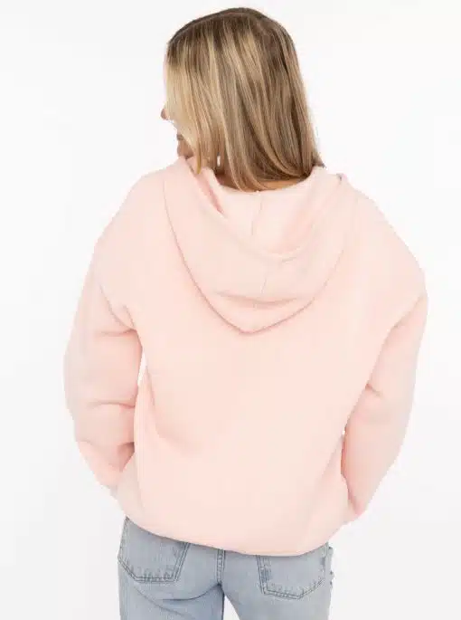Setze ein Statement mit deinem Look: Trage den Zwillingsherz Basic Comfort Hoodie in zartem Rosa zu lässigen hellblauen Jeans.