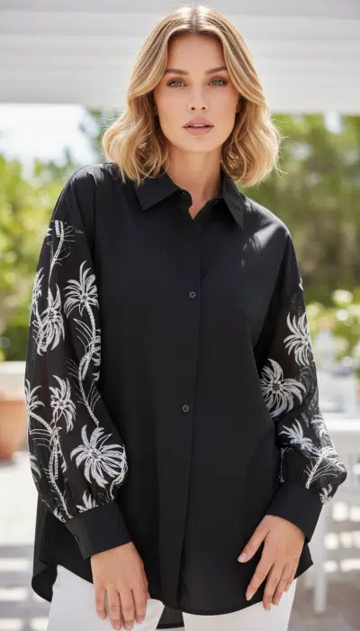 Erlebe den Sommerlook: Mit der "Tropical Elegance" Bluse und angesagtem Palmenmuster strahlst du im Sonnenlicht.