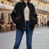 Strahle mit der Boxy Style Jacke und Jeans auf Kopfsteinpflaster - modernes City-Feeling, das deinen Look perfekt macht!.