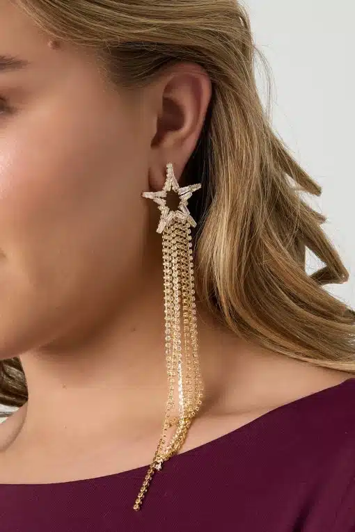 Setzen Sie stilvolle Akzente: Lass deinen Look mit dem Luxus Star Ohrstecker und seinen goldenen Kettentasseln strahlen.