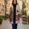 Erlebe deinen Style: Im "Countryside Dream"-Blazer wandelst du durch gepflasterte Straßen, umgeben von Natur und Charme.