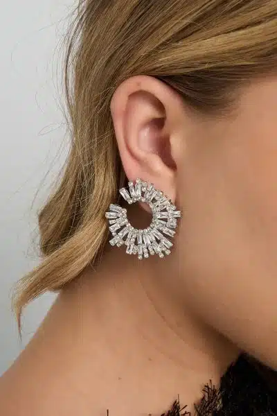 Entdecke, wie du mit den Star Circle Ohrsteckern dein Outfit aufwertest - silberne Kreise, funkelnde Kristalle, moderner Look.