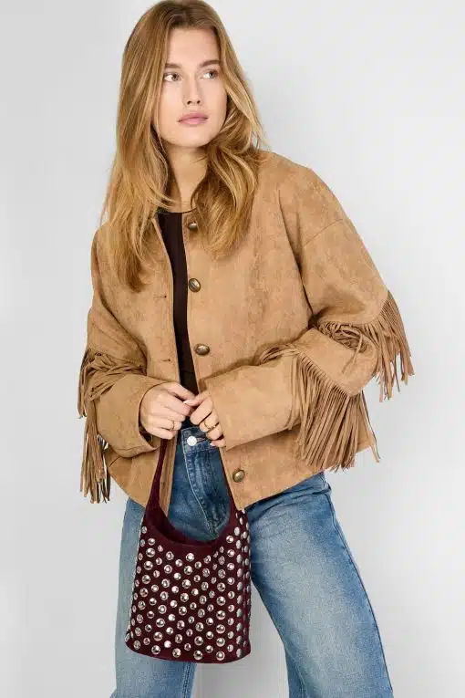 Setze ein Style-Statement: Mit deiner kastanienbraunen Nieten-Bucketbag mit silbernen Nieten ziehst du alle Blicke auf dich.