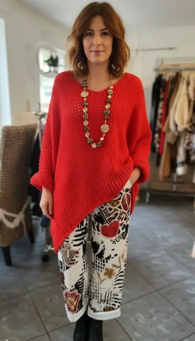 Strahle in deinem "Everyday Cozy" Pullover, gemusterten Pants und langer Kette - dein Look ist modern und perfekt für jeden Tag!.