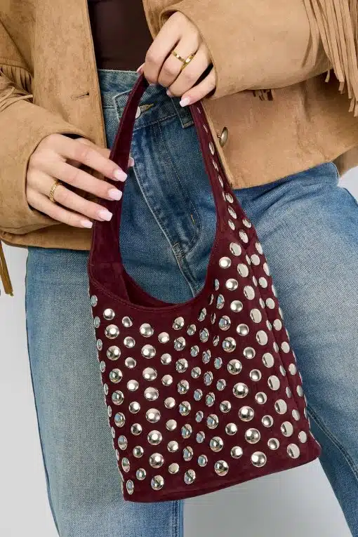 Greif zu deiner kastanienbraunen Nieten-Bucketbag mit silbernen Nieten, kombiniere sie mit Jeans und einer angesagten Fransenjacke!.