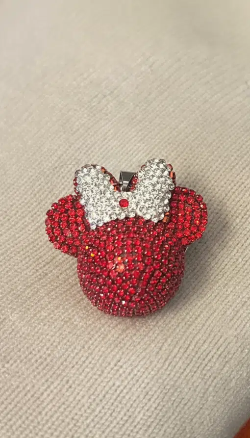 Verleihe deinem Look Glanz: Entdecke den funkelnden Maus-Wechselanhänger im Minnie-Design mit roter Schleife auf edlem Stoff!.