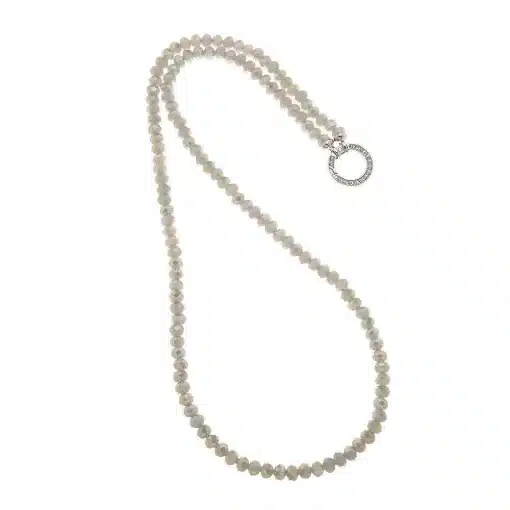 Entdecke deine neue Vario Kette - moderne, weiße Perlen und einen funkelnden, mit kleinen Edelsteinen verzierten Rundverschluss.