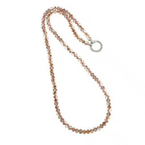 Entdecke deine Vario Kette: Stilvolle, abwechselnd braune und klare Perlen treffen auf einen modernen, runden Silberverschluss.