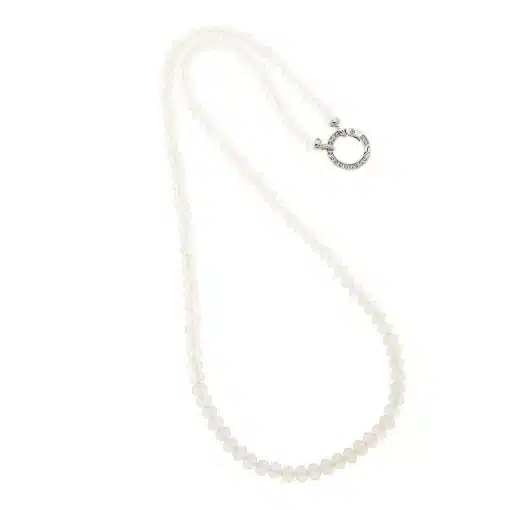 Erlebe modernen Stil: Tragen Sie die lange Vario Kette aus runden, weißen Perlen mit elegantem, silbernem Verschluss.