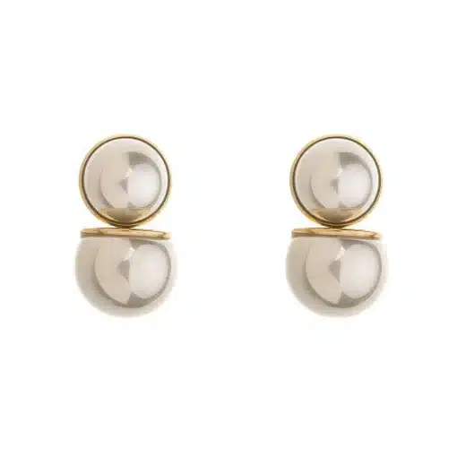 Entdecke deinen modernen Look: Marit Ohrstecker in Gold und Silber, doppelseitig mit Perlen, edel inszeniert auf Weiß.