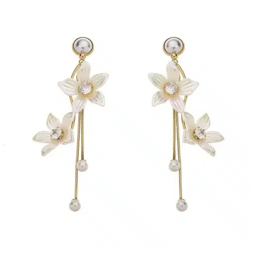 Verleihe deinem Look Glanz mit goldenen Ohrringen: Weiße Blumen, schimmernde Perlen und edle Goldstränge, die auffallen.