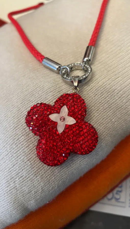 Setze ein Statement mit dem Maus Wechselanhänger: Dein roter Blüten-Anhänger mit funkelnden Kristallen am edlen Band.
