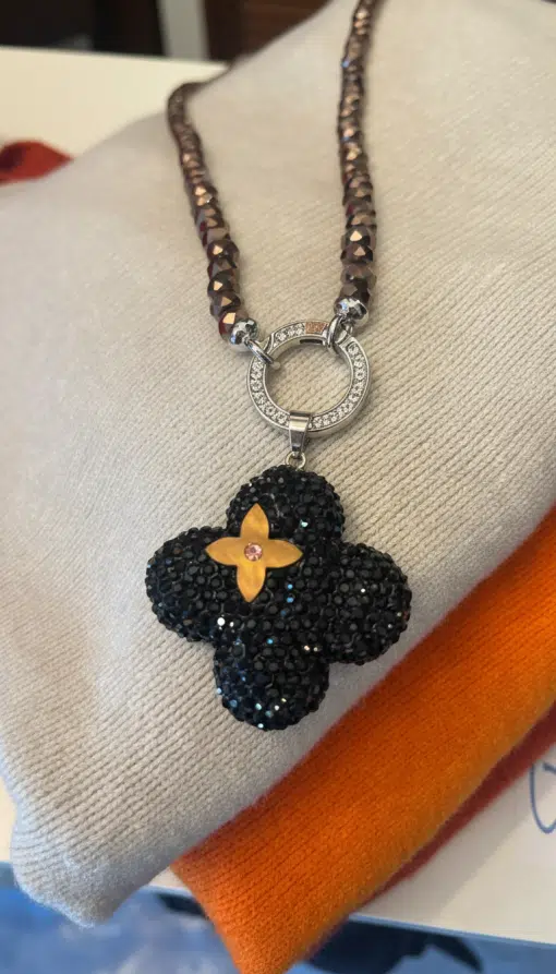 Entdecke deine neue Lieblingskette mit dem stylishen Maus Wechselanhänger - ein echter Hingucker auf edlen Stoffen!.