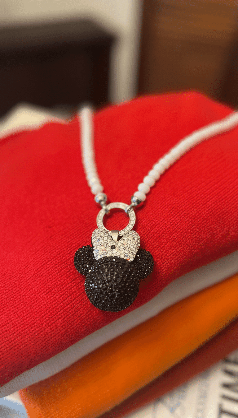 Maus Wechselanhänger: Funkelnde Halskette mit Maus-Anhänger. Eleganter Schmuck mit austauschbarem Anhänger.