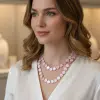 Strahle in deinem weißen Blusen-Look mit der Zwillingsherz Pearl Shine Kette: Trendiger Lagen-Look mit pinken, schimmernden Perlen.