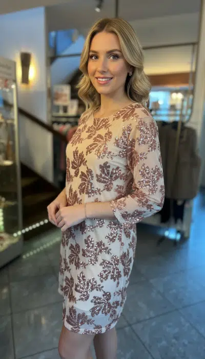 Du strahlst in der Boutique im Midnight Blossom Kleid - ein zartrosa Traum mit funkelnden Paillettenblumen.