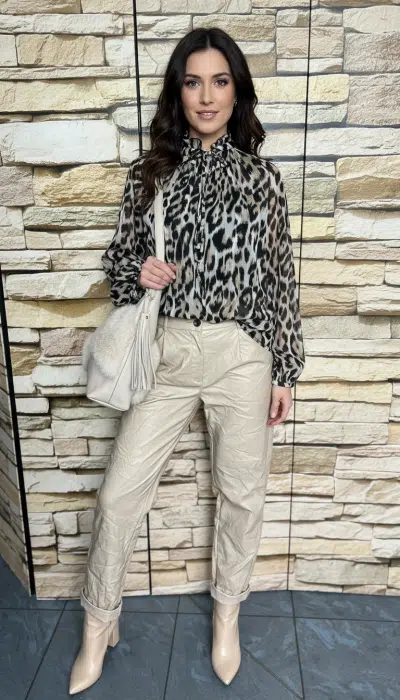 Setze mit der Lurex Leopard Elegance Bluse, beigen Hosen und stylischem Cream-Bag ein Statement am Steinwall - sei einzigartig!.