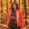 Du trägst ein orangefarbenes Bella Ciao Sweatshirt und braune Hose und setzt im herbstlichen Blätterwald ein Statement.