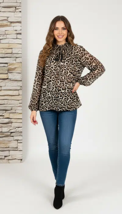 Strahle im Studio mit der Lurex Elegance Bluse im Animal Print zu Jeans und coolen schwarzen Boots - dein trendiges Statement!.