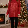 Strahle im Glam Pailletten Oversize Shirt mit schwarzen Hosen neben dem strahlenden Weihnachtsbaum und festlichen Geschenken.