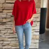 Strahle in deinem Soft Touch Pullover und Jeans vor moderner Steinwand - dein perfekter Look für jeden Tag!.