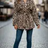 Erlebe den urbanen Look: Du trägst die Street Safari Jacke, stylische Jeans und coole schwarze Boots auf Kopfsteinpflaster.