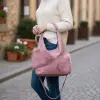 Mit deinem cremefarbenen Pullover, Jeans und Boots setzt du die Teddy Glam Tasche mit Faux-Fur-Details stylisch in Szene.