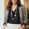 Setze ein Statement mit deinem Urban Glam Blazer im Animal-Print und Pailletten, schwarzer Bluse und weißen Hosen - sei der Blickfang!.