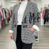 Erlebe deinen Look: Mit dem NY 1988 Vichy-Blazer über einer weißen Bluse strahlst du Stil im modernen Store voller Trends.