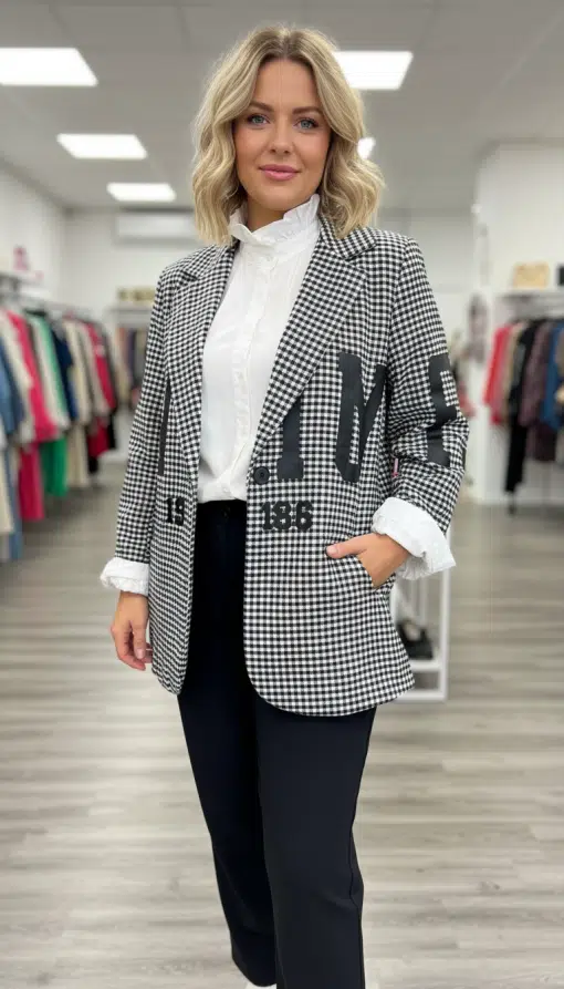 Erlebe deinen Look: Mit dem NY 1988 Vichy-Blazer über einer weißen Bluse strahlst du Stil im modernen Store voller Trends.
