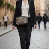 Du schreitest stilvoll im schwarzen Blazer über das Kopfsteinpflaster und präsentierst selbstbewusst die Elegant Wild Bag.