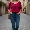 Erlebe deinen Look im La vie Belle Shirt (Kopie) und Jeans - flaniere stilvoll durch historische Gassen mit urbanem Flair.