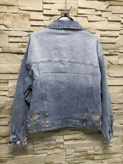 Entdecke deine neue Lieblingsjacke: Die hellblaue Floral Dream Jeansjacke mit zarten Blumenstickereien passt perfekt zu deinem Style.