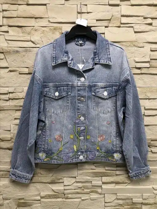 Entdecke deine neue Lieblingsjacke: Die Floral Dream Jeansjacke mit trendiger Blumenstickerei - ein Hingucker an jeder Wand!.
