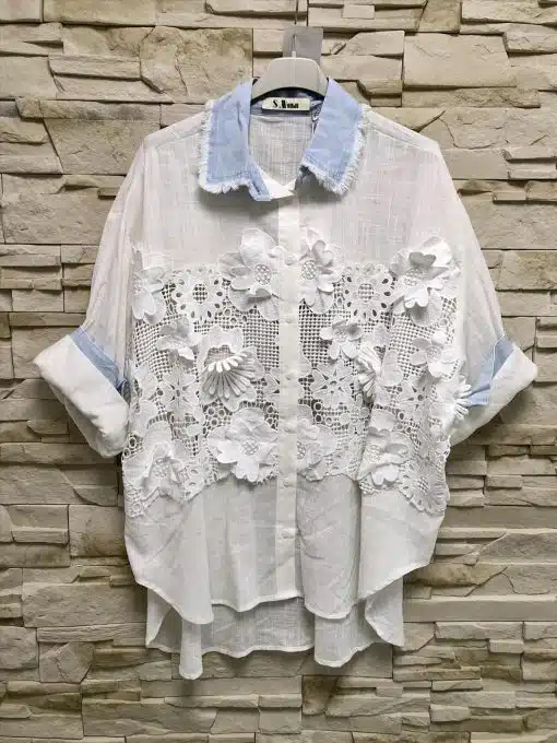 Erlebe deinen neuen Look: Weiße Bluse mit blauem Kragen, Spitzenapplikation und trendigem Flair - perfekt vor Steinmauer-Style.
