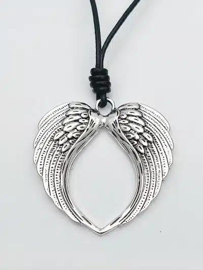 Trage die Himmlische Flügel Lederbandkette: Silberne Herzflügel, detailreich graviert, an schwarzem Band - dein stylisches Statement!.