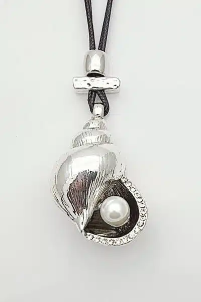 Hol dir dieses moderne Statement: Silberne Muschelanhänger-Kette mit Perle und Glitzersteinen am Doppel-Lederband auf Weiß.