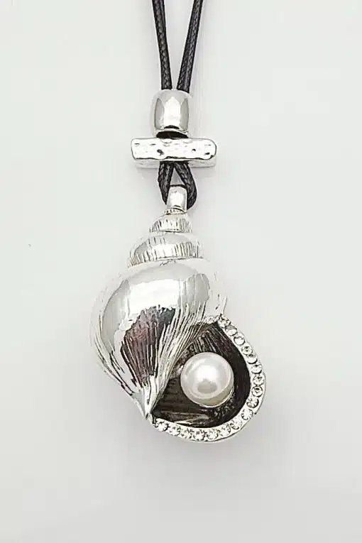 Hol dir dieses moderne Statement: Silberne Muschelanhänger-Kette mit Perle und Glitzersteinen am Doppel-Lederband auf Weiß.