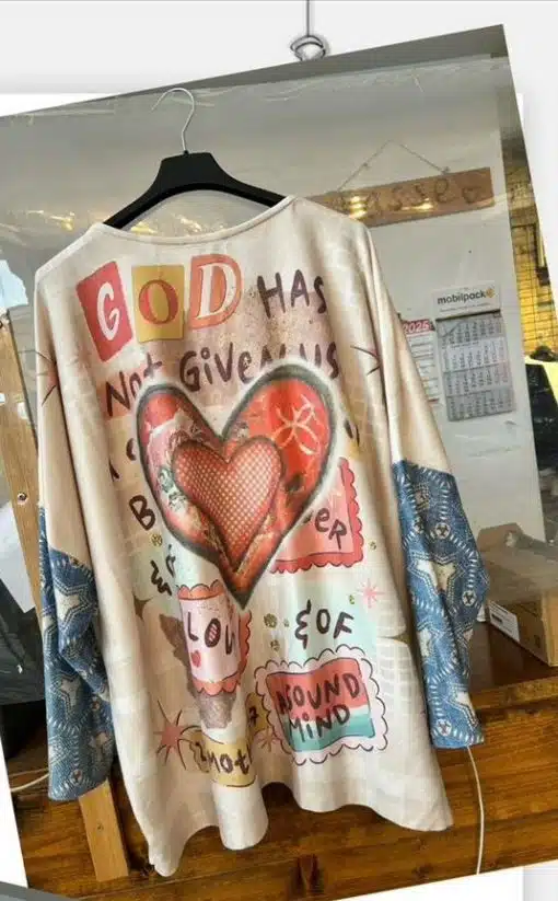 Erlebe das Power of Love Oversize Shirt - dein Statement-Piece mit Herzmotiv und mutmachendem Spruch, modern & farbenfroh!.