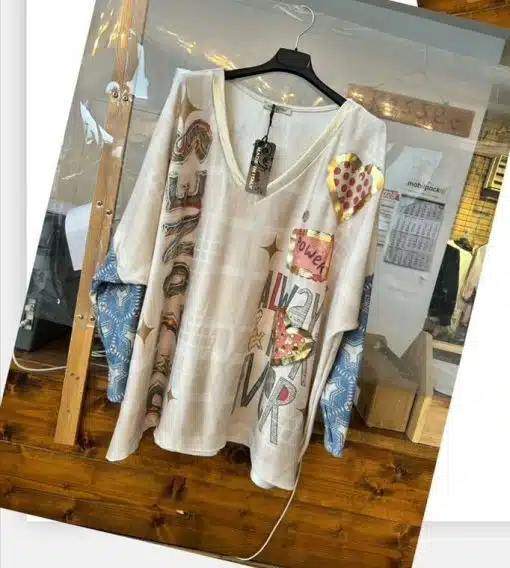 Setze ein Fashion-Statement mit dem Power of Love Oversize-Shirt: V-Ausschnitt, blaue Ärmel, bunte Letterprints - für deinen Look!.