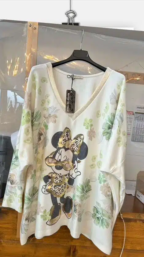 Entdecke dein Safari-Chic Upgrade: Weißes Oversize-Shirt mit floralem Muster und Minnie Mouse im stylischen Leo-Look!.