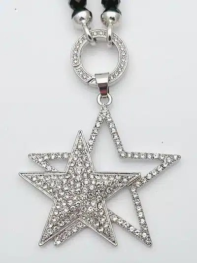 Entdecke deinen eleganten Wunschfee-Anhänger: Ein silberner Stern mit funkelnden Strasssteinen, modern und vielseitig kombinierbar.